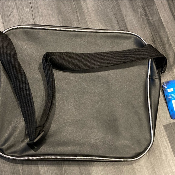 Marvel Avengers zip up shoulder bag new with tags - Picture 3 of 4